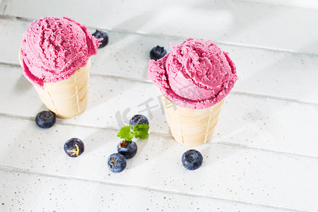 蓝莓冰淇淋放在一边