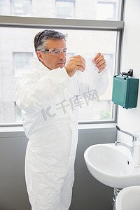 药剂师在水槽洗手