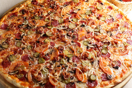 热腾腾的食物摄影照片_新鲜热腾腾的披萨