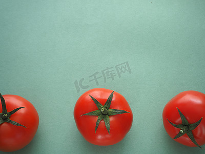 书斋画卷摄影照片_三个红番茄。