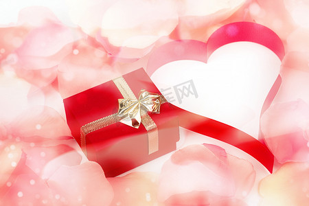 玫瑰花瓣、心形和情人节礼盒背景