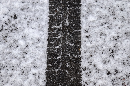 德国一条小路上柏油路上的脏雪迹