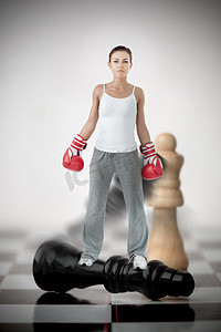 拳击黑摄影照片_站在黑棋子上的女拳击手