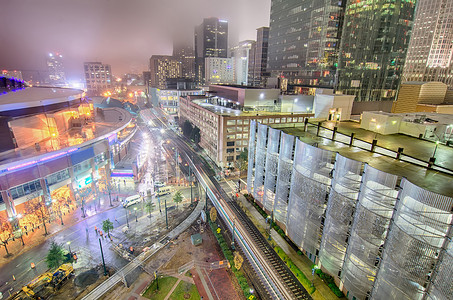 雾中的夏洛特城市天际线夜景