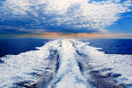 伊维萨岛有螺旋桨洗涤唤醒的蓝色大海