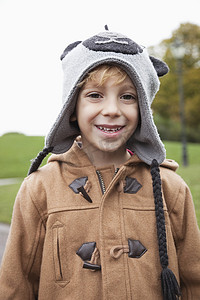 公园里穿着冬装的可爱男孩的画像