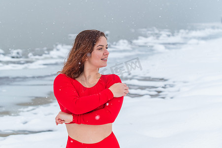 冬天，白种女人在户外结冰，用双臂拥抱自己。