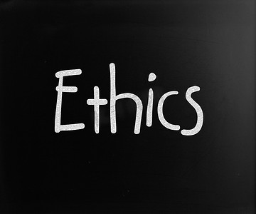 黑板上用白色粉笔手写的“道德”一词
