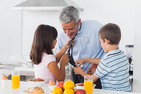 孩子们在厨房里给父亲系领带