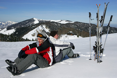 坐在雪地里的滑雪者