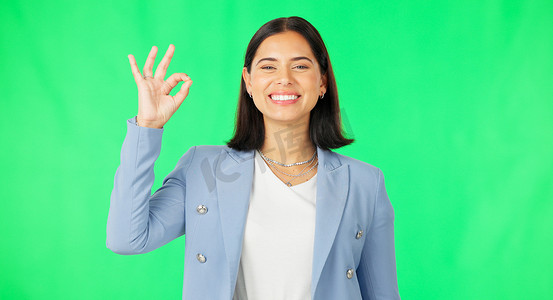 好的手、脸和女人在绿色屏幕、背景和业务支持审查上微笑。