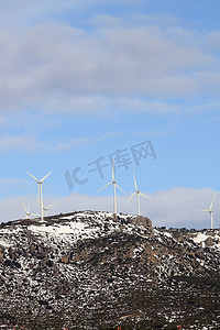 曝气机摄影照片_雪山上的风力发电机风车