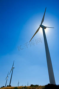 蓝天中成排的风力发电机风车