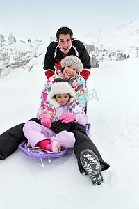 滑雪假期中的幸福家庭
