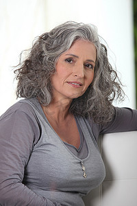 头发灰白的退休妇女有很多空闲时间