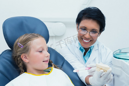 女牙医教女孩如何刷牙