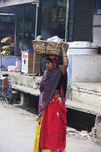印度妇女头顶篮子，本迪，印度