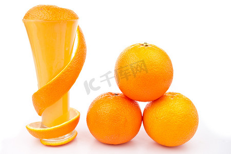 橙皮缠在玻璃杯上，靠近一堆橙子