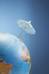环球旅游世界摄影照片_地球工作室的饮料伞拍摄低角度视图