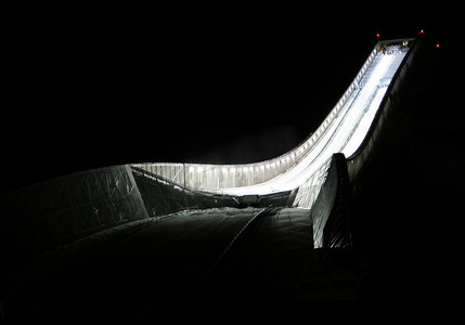 霍尔门科伦跳台滑雪竞技场在晚上