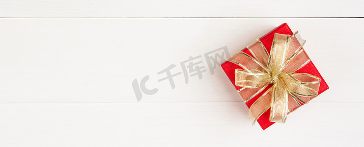 木桌背景上的红色礼盒、爱情和浪漫、庆祝和周年纪​​念礼物，桌上有惊喜、生日快乐、捐赠和慈善、情人节 2 月 14 日的概念。