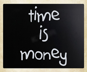 “时间就是金钱”在黑板上用白色粉笔手写