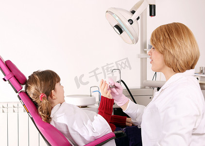 害怕的小女孩和牙医