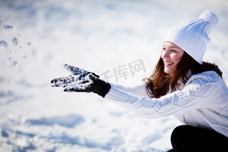玩雪摄影照片_玩雪的女孩