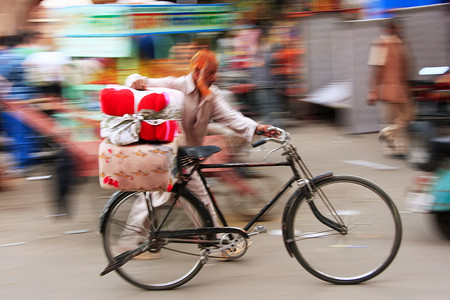印度男人骑着自行车走路，模糊，动作，萨达尔市场，