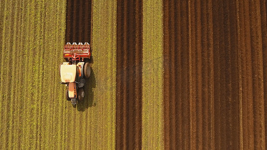 拖拉机在田间耕种土地。