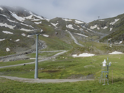 在 Mittelstation 的雪斑山坡上，在奥地利蒂罗尔州的 Stubai Glacier 乘坐 Stubaier Gletscher 缆车，在夏天放牧绵羊和牛
