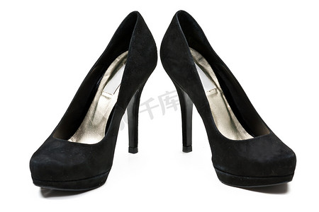 一双黑色麂皮女式高跟鞋
