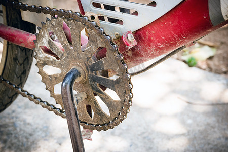 老和生锈的自行车链子的特写镜头。