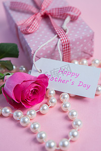 一串珍珠摄影照片_粉红玫瑰与礼物和一串珍珠为母亲节