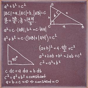 黑板上有公式和方程式。