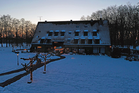 荷兰乡村冬季传统的雪地农舍