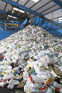 回收厂的废塑料瓶堆