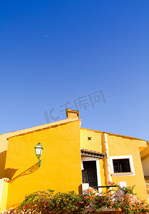 Cala Fornells Majorca 的地中海黄色房屋