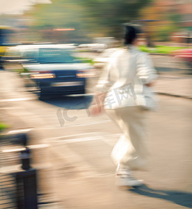 马路背景摄影照片_过马路的女人