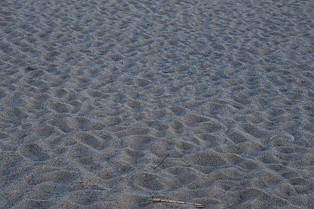 海边摄影照片_海边的卵石滩。