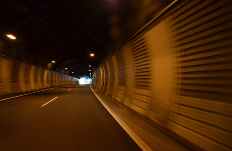 速度通过隧道
