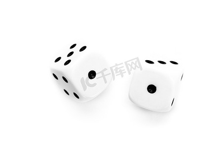 黑白骰子摄影照片_掷出两个黑白骰子