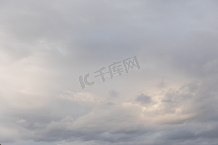 封面大气背景摄影照片_与云彩的自然天空背景