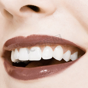 笑容牙齿摄影照片_完美的笑容和健康洁白的天然牙齿，开心地微笑