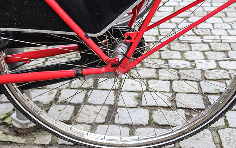 在带有多个金属辐条的自行车车轮上近距离观看