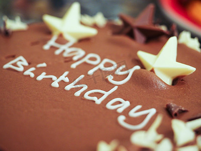 带白色糖衣文字的生日快乐巧克力蛋糕