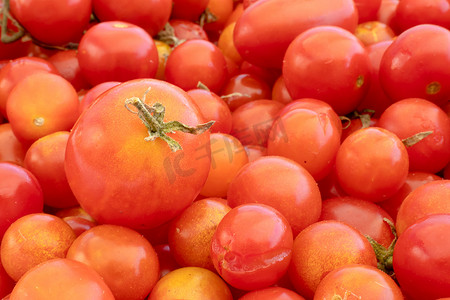 红樱桃摄影照片_自然背景下的大大小小的红樱桃西红柿。