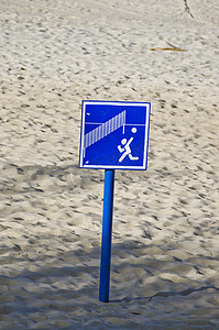 水排球摄影照片_海边沙滩度假村沙滩上的排球标志