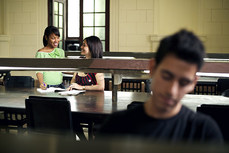 《学校里的年轻人，高校图书馆里读书的学生》