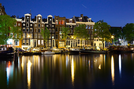 夜晚窗户摄影照片_夜晚阿姆斯特丹五颜六色的房子